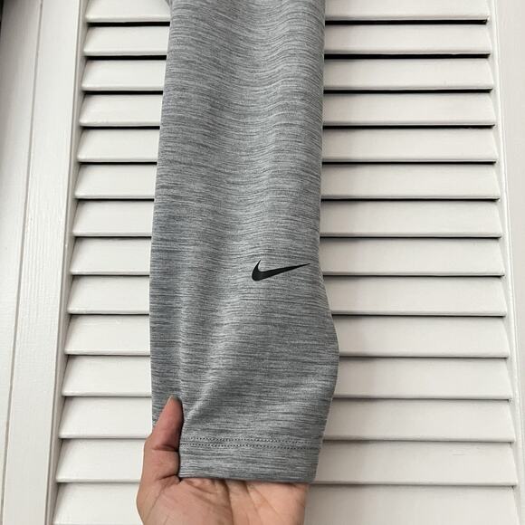 Nike Heather gray capri leggings, mid-rise, hidden small pockets, Soft, size L - Picture 3 of 8